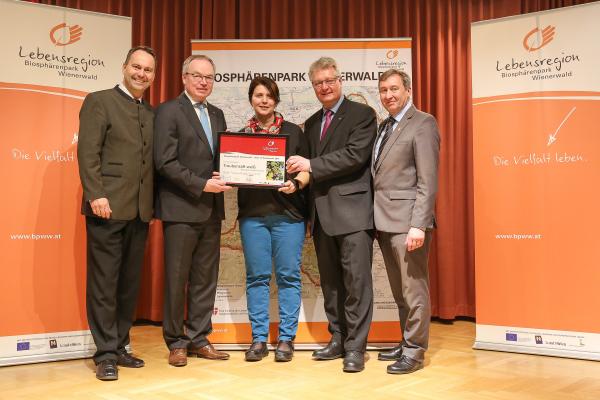 Der Winzerhof Landauer-Gisperg (Mitte) in Tattendorf ist Sieger der Kategorie Traubensaft weiß 2017 klar. Im Bild mit Forstdirektor der Stadt Wien DI Andreas Januskovecz, LH-Stellvertreter Dr. Stephan Pernkopf, LAbg. Bürgermeister Christoph Kainz, Biosphärenpark Direktor Dr. Herbert Greisberger (v.l.). 