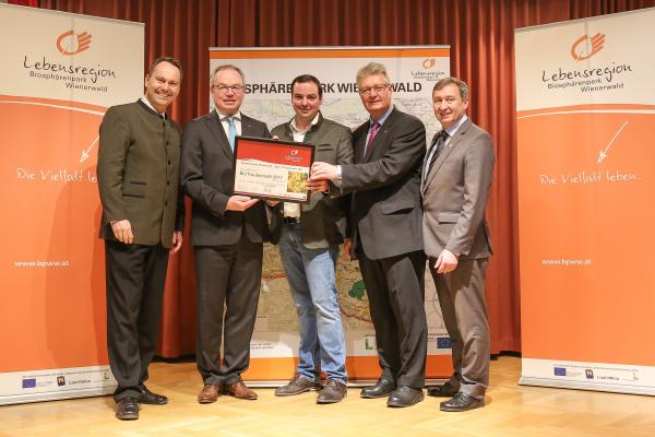 Das Weingut Ceidl (Mitte) in Baden ist Sieger der Kategorie Traubensaft weiß 2017 naturtrüb. Im Bild mit Forstdirektor der Stadt Wien DI Andreas Januskovecz, LH-Stellvertreter Dr. Stephan Pernkopf, LAbg. Bürgermeister Christoph Kainz, Biosphärenpark Direktor Dr. Herbert Greisberger (v.l.).