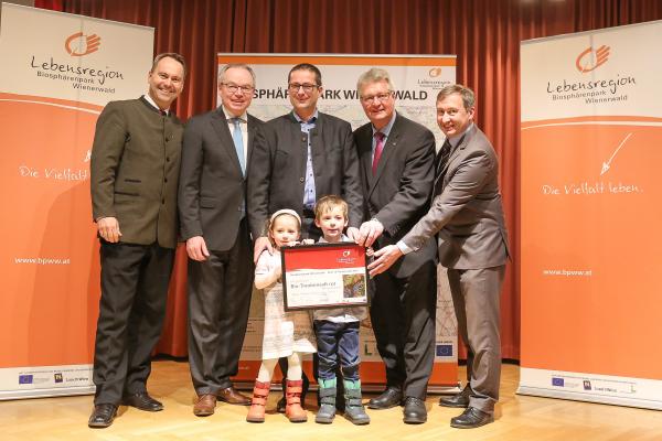 Das Weingut Schneider (Mitte) in Tattendorf ist Sieger der Kategorie Traubensaft rot 2017 klar. Im Bild mit Forstdirektor der Stadt Wien DI Andreas Januskovecz, LH-Stellvertreter Dr. Stephan Pernkopf, LAbg. Bürgermeister Christoph Kainz, Biosphärenpark Direktor Dr. Herbert Greisberger (v.l.). 