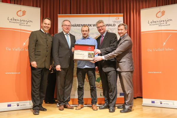 Das Weingut Daniel Plos (Mitte) in Sooss ist Sieger der Kategorie Traubensaft rot 2017 naturtrüb. Im Bild mit Forstdirektor der Stadt Wien DI Andreas Januskovecz, LH-Stellvertreter Dr. Stephan Pernkopf, LAbg. Bürgermeister Christoph Kainz, Biosphärenpark Direktor Dr. Herbert Greisberger (v.l.). 