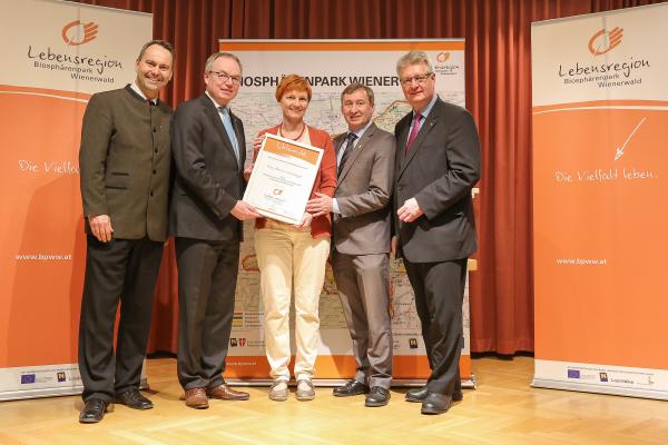 Forstdirektor der Stadt Wien DI Andreas Januskovecz, LH-Stellvertreter Dr. Stephan Pernkopf, Biosphärenpark Direktor Dr. Herbert Greisberger und LAbg. Bürgermeister Christoph Kainz gratulieren Mag. Evamaria Supper (Mitte) aus Königstetten zur Auszeichnung "Freiwillige des Jahres".