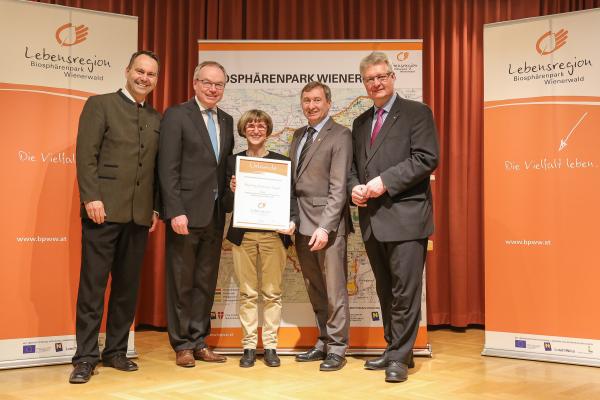 Forstdirektor der Stadt Wien DI Andreas Januskovecz, LH-Stellvertreter Dr. Stephan Pernkopf, Biosphärenpark Direktor Dr. Herbert Greisberger und LAbg. Bürgermeister Christoph Kainz gratulieren Johanna Saueregger (Mitte) aus Klosterneuburg zur Auszeichnung "Freiwillige des Jahres".