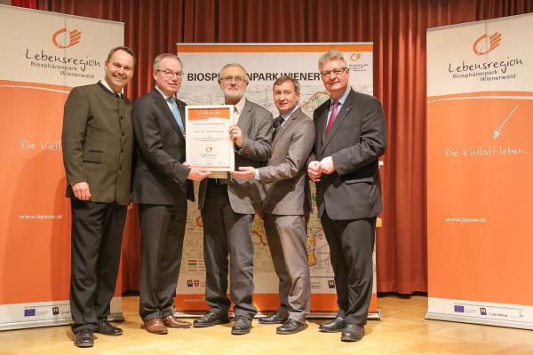 Forstdirektor der Stadt Wien DI Andreas Januskovecz, LH-Stellvertreter Dr. Stephan Pernkopf, Biosphärenpark Direktor Dr. Herbert Greisberger und LAbg. Bürgermeister Christoph Kainz gratulieren Dr. Walter Niescher (Mitte) aus Perchtoldsdorf zur Auszeichnung "Freiwilliger des Jahres".