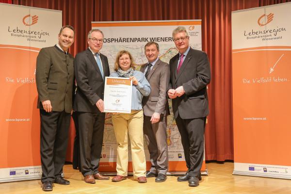 Forstdirektor der Stadt Wien DI Andreas Januskovecz, LH-Stellvertreter Dr. Stephan Pernkopf, Biosphärenpark Direktor Dr. Herbert Greisberger und LAbg. Bürgermeister Christoph Kainz gratulieren Dr. Janet Wissuwa (Mitte) aus Wien zur Auszeichnung "Freiwillige des Jahres". 