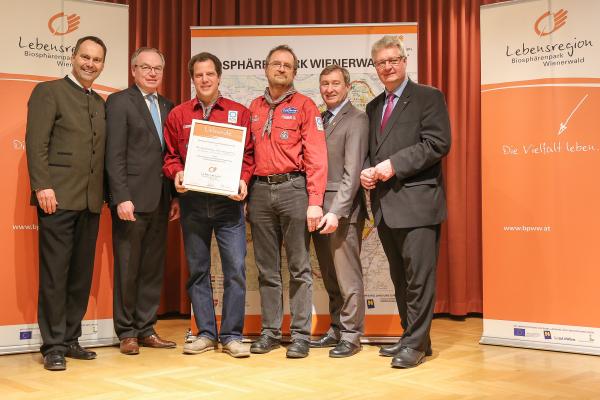 Forstdirektor der Stadt Wien DI Andreas Januskovecz, LH-Stellvertreter Dr. Stephan Pernkopf, Biosphärenpark Direktor Dr. Herbert Greisberger und LAbg. Bürgermeister Christoph Kainz gratulieren den PfadfinderInnen und Pfadfindern Österreich des Bundeszentrum Wassergspreng (Weissenbach bei Mödling) zur Auszeichnung "Freiwillige des Jahres" in der Kategorie Verein. 