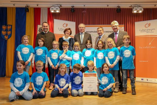 Forstdirektor der Stadt Wien DI Andreas Januskovecz, LH-Stellvertreter Dr. Stephan Pernkopf, Biosphärenpark Direktor Dr. Herbert Greisberger und LAbg. Bürgermeister Christoph Kainz gratulieren der Volksschule Pfaffstätten zur Auszeichnung "Freiwillige des Jahres" in der Kategorie Schule.