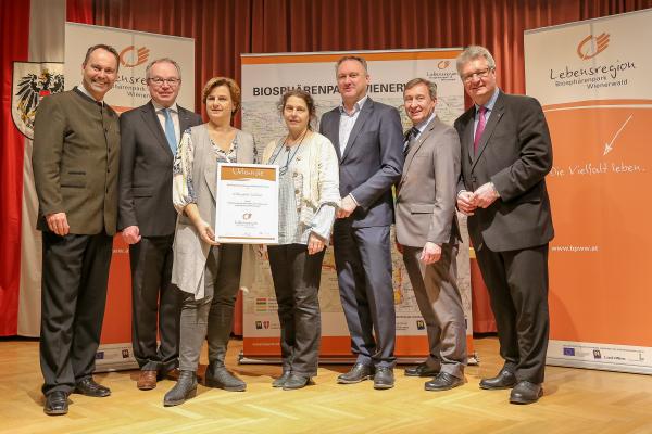 Forstdirektor der Stadt Wien DI Andreas Januskovecz, LH-Stellvertreter Dr. Stephan Pernkopf, Biosphärenpark Direktor Dr. Herbert Greisberger und LAbg. Bürgermeister Christoph Kainz gratulieren der Volksschule Gainfarn zur Auszeichnung "Freiwillige des Jahres" in der Kategorie Schule. Foto: BPWW/N. Novak Bitte verwenden Sie das Bild nur im Zusammenhang mit dem Artikel.