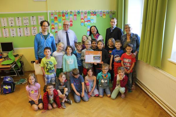 Die Kinder der 1. Klasse VS Alland mit (v.r.n.l) Biosphärenpark Mitarbeiter Philipp Friedrich, Bürgermeister DI Ludwig Köck, VS-Direktorin Dipl. Päd. Angela Neiss, DI Harald Brenner vom Biosphärenpark Wienerwald und die Klassenlehrerin Dipl. Päd. Silvia Münzberger.