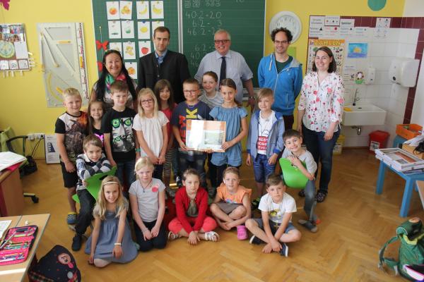 Die Kinder der 2. Klasse VS Alland mit (v.r.n.l) VS-Direktorin und Klassenlehrerin Dipl. Päd. Angela Neiss, DI Harald Brenner vom Biosphärenpark Wienerwald, Bürgermeister DI Ludwig Köck, Biosphärenpark Mitarbeiter Philipp Friedrich und Lehrerin Mag. Constanze Zinsberger.