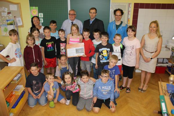 Die Kinder der 3. Klasse VS Alland mit (v.r.n.l) VS-Direktorin Dipl. Päd. Angela Neiss, Bürgermeister DI Ludwig Köck, den Biosphärenpark Mitarbeitern Philipp Friedrich und DI Harald Brenner sowie der Klassenlehrerin Lisa Carina Holzbauer.