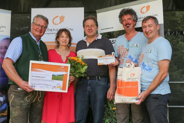 Wilhelm Hauser - Wiesenmeister 2018 (Mähwiese, Klosterneuburg) - im Bild mit (v.l.n.r.) LAbg. Bgm. Christoph Kainz (Pfaffstätten), Leiterin MA 22 Dr. Karin Büchl-Krammerstätter, Dr. Thomas Wrbka und Biosphärenpark-Direktor Dr. Herbert Greisberger.