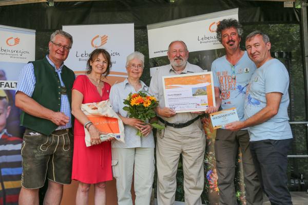 Familie Chlebecek - Wiesenmeister 2018 (Obstwiese, Klosterneuburg) - im Bild mit (v.l.n.r.) LAbg. Bgm. Christoph Kainz (Pfaffstätten), Leiterin MA 22 Dr. Karin Büchl-Krammerstätter, Dr. Thomas Wrbka und Biosphärenpark-Direktor Dr. Herbert Greisberger.