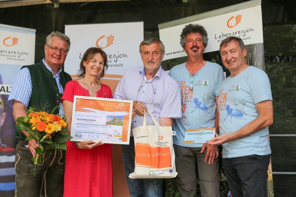 Herbert Bonka - Wiesenmeister 2018 (Obstwiese, St. Andrä Wördern) - im Bild mit (v.l.n.r.) LAbg. Bgm. Christoph Kainz (Pfaffstätten), Leiterin MA 22 Dr. Karin Büchl-Krammerstätter, Dr. Thomas Wrbka und Biosphärenpark-Direktor Dr. Herbert Greisberger.