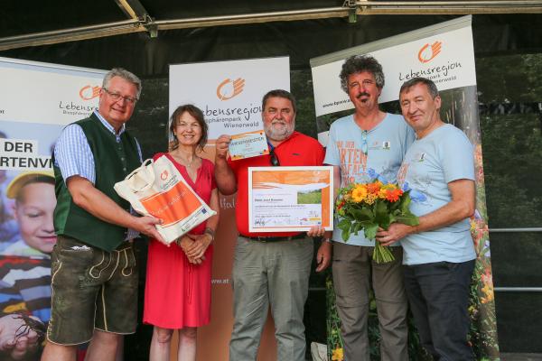 Josef Hameder - Wiesenmeister 2018 (Mähwiese, St. Andrä Wördern) - im Bild mit (v.l.n.r.) LAbg. Bgm. Christoph Kainz (Pfaffstätten), Leiterin MA 22 Dr. Karin Büchl-Krammerstätter, Dr. Thomas Wrbka und Biosphärenpark-Direktor Dr. Herbert Greisberger.