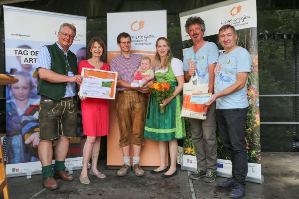 Josef Gössnitzer jun. - Wiesenmeister 2018 (Mähwiese, Königstetten) - im Bild mit (v.l.n.r.) LAbg. Bgm. Christoph Kainz (Pfaffstätten), Leiterin MA 22 Dr. Karin Büchl-Krammerstätter, Dr. Thomas Wrbka und Biosphärenpark-Direktor Dr. Herbert Greisberger.