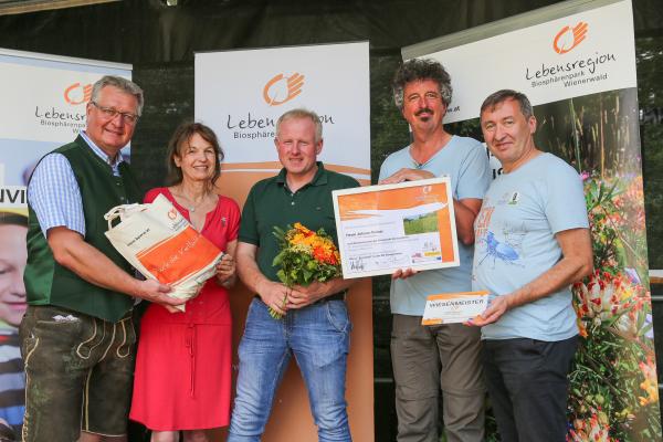 Johann Roiser - Wiesenmeister 2018 (Mähwiese, Königstetten) - im Bild mit (v.l.n.r.) LAbg. Bgm. Christoph Kainz (Pfaffstätten), Leiterin MA 22 Dr. Karin Büchl-Krammerstätter, Dr. Thomas Wrbka und Biosphärenpark-Direktor Dr. Herbert Greisberger.