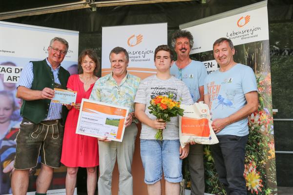 Familie Brückelmayer - Wiesenmeister 2018 (Mähwiese, Tulbing) - im Bild mit (v.l.n.r.) LAbg. Bgm. Christoph Kainz (Pfaffstätten), Leiterin MA 22 Dr. Karin Büchl-Krammerstätter, Dr. Thomas Wrbka und Biosphärenpark-Direktor Dr. Herbert Greisberger.