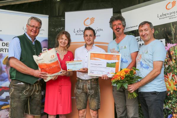 Andreas Radlherr - Wiesenmeister 2018 (Mähwiese, Mauerbach) - im Bild mit (v.l.n.r.) LAbg. Bgm. Christoph Kainz (Pfaffstätten), Leiterin MA 22 Dr. Karin Büchl-Krammerstätter, Dr. Thomas Wrbka und Biosphärenpark-Direktor Dr. Herbert Greisberger.