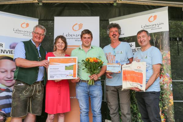 Daniel Fanta - Sieger der gesamten Region in der Kategorie "Mähwiese" - im Bild mit (v.l.n.r.) LAbg. Bgm. Christoph Kainz (Pfaffstätten), Leiterin MA 22 Dr. Karin Büchl-Krammerstätter, Dr. Thomas Wrbka und Biosphärenpark-Direktor Dr. Herbert Greisberger.  