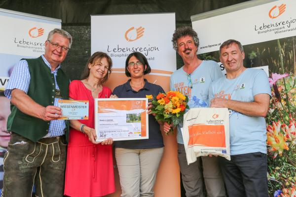 Mag. Verena Bittmann vom Verein e-Motion - Wiesenmeister der gesamten Region in der Kategorie "Weide" - im Bild mit (v.l.n.r) LAbg. Bgm. Christoph Kainz (Pfaffstätten), Leiterin MA 22 Dr. Karin Büchl-Krammerstätter, Dr. Thomas Wrbka und Biosphärenpark-Direktor Dr. Herbert Greisberger.  