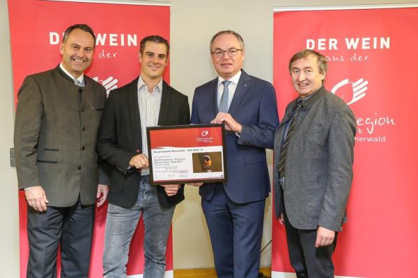 LH-Stellvertreter Dr. Stephan Pernkopf (2.v.r.) und Forstdirektor der Stadt Wien DI Andreas Januskovecz (ganz links) sowie Biosphärenpark Direktor Dr. Herbert Greisberger gratulierten dem Weingut Cobenzl (Wien) zum Kategoriesieg Weißwein schwer - Gemischter Satz und der Auszeichnung Topwinzer 2018. 