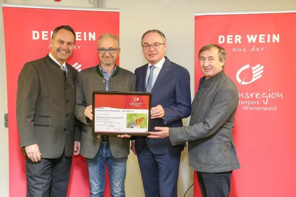 LH-Stellvertreter Dr. Stephan Pernkopf (2.v.r.) und Forstdirektor der Stadt Wien DI Andreas Januskovecz (ganz links) sowie Biosphärenpark Direktor Dr. Herbert Greisberger (ganz rechts) gratulierten dem Weinbau Obermann (Wein) zum Kategoriesieg Weißein schwer - Grüner Veltlinger und Riesling.