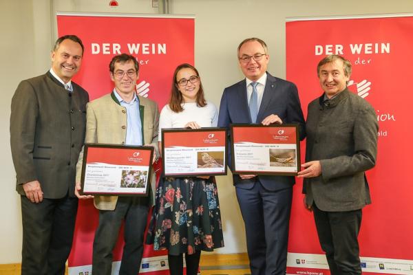 LH-Stellvertreter Dr. Stephan Pernkopf (2.v.r.) und Forstdirektor der Stadt Wien DI Andreas Januskovecz (ganz links) sowie Biosphärenpark Direktor Dr. Herbert Greisberger (ganz rechts) gratulierten dem Weinbau Zechmeister (Perchtoldsdorf) zu drei Kategoriesiegen und der Auszeichnung Topwinzer 2018.