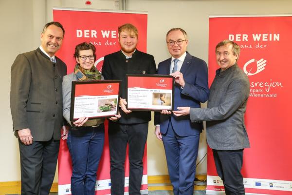 LH-Stellvertreter Dr. Stephan Pernkopf (2.v.r.) und Forstdirektor der Stadt Wien DI Andreas Januskovecz (ganz links) sowie Biosphärenpark Direktor Dr. Herbert Greisberger (ganz rechts) gratulierten dem Weinbau Barbach (Perchtoldsdorf) zu zwei Kategoriesiegen und der Auszeichnung zum Topwinzer 2018.