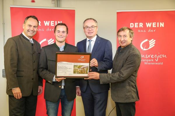 LH-Stellvertreter Dr. Stephan Pernkopf (2.v.r.) und Forstdirektor der Stadt Wien DI Andreas Januskovecz (ganz links) sowie Biosphärenpark Direktor Dr. Herbert Greisberger (ganz rechts) gratulierten dem Weingut Hannes Hofer (Gumpoldskirchen) zum Kategoriesieg Weißwein schwer - Rotgipfler und Zierfandler und der Auszeichnung zum Topwinzer 2018.