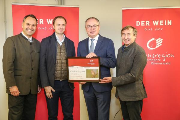 LH-Stellvertreter Dr. Stephan Pernkopf (2.v.r.) und Forstdirektor der Stadt Wien DI Andreas Januskovecz (ganz links) sowie Biosphärenpark Direktor Dr. Herbert Greisberger (ganz rechts) gratulierten dem Weingut Stadlmann (Traiskirchen) zum Kategoriesieg Weißwein leicht - Rotgipfler und Zierfandler und der Auszeichnung zum Topwinzer 2018.