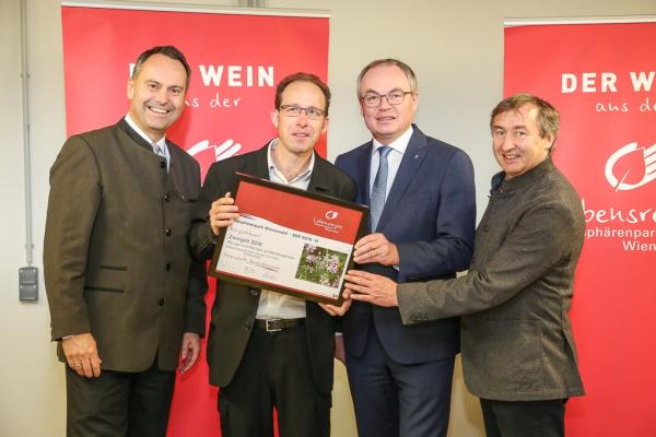 LH-Stellvertreter Dr. Stephan Pernkopf (2.v.r.) und Forstdirektor der Stadt Wien DI Andreas Januskovecz (ganz links) sowie Biosphärenpark Direktor Dr. Herbert Greisberger (ganz rechts) gratulierten dem Weingut und Heurigen zur Weinbergstraße (Sooß) zum Kategoriesieg Rotwein schwer ohne Holz - Sortenvielfalt.