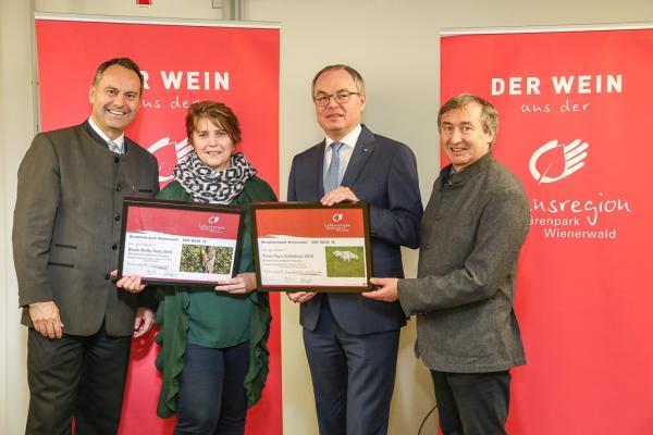 LH-Stellvertreter Dr. Stephan Pernkopf (2.v.r.) und Forstdirektor der Stadt Wien DI Andreas Januskovecz (ganz links) sowie Biosphärenpark Direktor Dr. Herbert Greisberger (ganz rechts) gratulierten dem Winzerhof Landauer-Gisperg (Tattendorf) zu zwei Kategoriesiegen und zur Auszeichnung Topwinzer 2018.