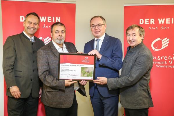 LH-Stellvertreter Dr. Stephan Pernkopf (2.v.r.) und Forstdirektor der Stadt Wien DI Andreas Januskovecz (ganz links) sowie Biosphärenpark Direktor Dr. Herbert Greisberger (ganz rechts) gratulierten dem Weingut Familie Auer (Tattendorf) zum Kategoriesieg Süßwein und zur Auszeichnung Topwinzer 2018.