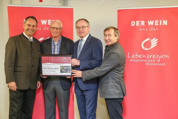 LH-Stellvertreter Dr. Stephan Pernkopf (2.v.r.) und Forstdirektor der Stadt Wien DI Andreas Januskovecz (ganz links) sowie Biosphärenpark Direktor Dr. Herbert Greisberger (ganz rechts) gratulierten det Weingärtnerei Peter Uhler (Wien) zur Auszeichnung Topwinzer 2018. Preis wurde stellvertretend von Hannes Trinkl, Biosphärenpark Botschafter, entgegen genommen.