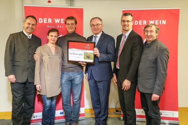 LH-Stellvertreter Dr. Stephan Pernkopf (Bildmitte) und Forstdirektor der Stadt Wien DI Andreas Januskovecz (ganz links) sowie Vize-Bgm. von Klosterneuburg Mag. Roland Honeder (2.v.r.) und Biosphärenpark Direktor Dr. Herbert Greisberger (ganz rechts) gratulierten dem Hauerhof 99 (Kritzendorf) zur Auszeichnung Topwinzer 2018. 