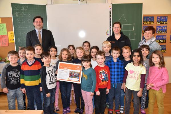 Der Klasse 1b der VS Pfarrplatz in Baden gratulieren (v.l.n.r.) Bürgermeister DI Stefan Szirucsek, BPWW-Projektleiterin Mag.<sup>a</sup> Johanna Scheiblhofer und Klassenlehrerin Andrea Bergmann.