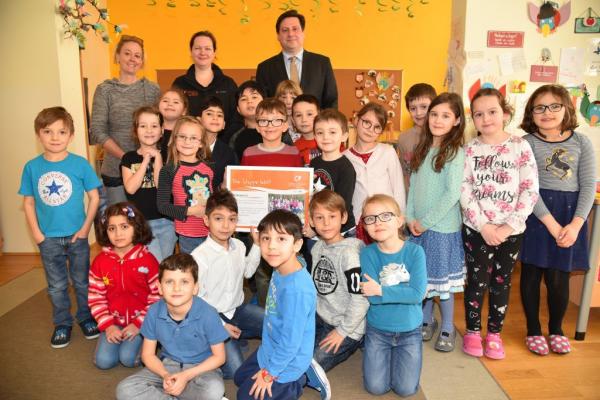 Der Klasse 1c der VS Pfarrplatz in Baden gratulieren (v.l.n.r.) Klassenlehrerin Marion Firlinger, BPWW-Projektleiterin Mag.<sup>a</sup> Johanna Scheiblhofer und Bürgermeister DI Stefan Szirucsek.