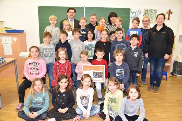 Der Klasse 2b der VS Weikersdorf in Baden gratulieren (v.l.n.r.) Bürgermeister DI Stefan Szirucsek, BPWW-Direktor Dr. Herbert Greisberger, Direktorin Anglika Fangl, Klassenlehrerin Brigitta Böhm und BPWW-Projektleiterin Mag.<sup>a</sup> Johanna Scheiblhofer.