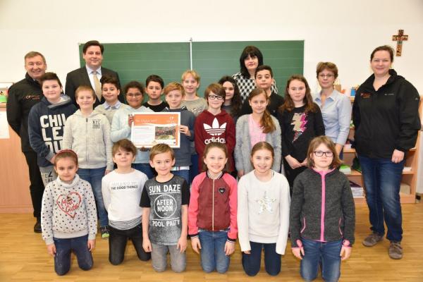 Der Klasse 4b der VS Weikersdorf in Baden gratulieren (v.l.n.r.) BPWW-Direktor Dr. Herbert Greisberger, Bürgermeister DI Stefan Szirucsek, Direktorin Anglika Fangl, Klassenlehrerin Katharina Sommeregger und BPWW-Projektleiterin Mag.<sup>a</sup> Johanna Scheiblhofer.