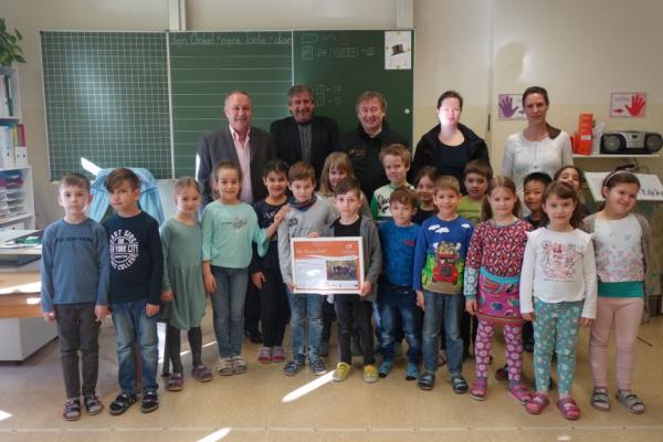 Der Klasse 1a der VS St. Veit in Berndorf gratulieren (v.l.n.r.) Bürgermeister Hermann Kozlik, Stadtrat und BPWW-Botschafter Richard Schrenk, BPWW-Direktor Dr. Herbert Greisberger, BPWW-Projektleiterin Mag.<sup>a</sup> Johanna Scheiblhofer und Klassenlehrerin Susanne Guzei.