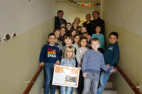 Der Klasse 1b der VS St. Veit in Berndorf gratulieren (v.l.n.r.) Stadtrat und BPWW-Botschafter Richard Schrenk, Klassenlehrerin Martina Hartmann, BPWW-Projektleiterin Mag.<sup>a</sup> Johanna Scheiblhofer und BPWW-Direktor Dr. Herbert Greisberger. 