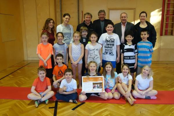 Der Klasse 2a der VS St. Veit in Berndorf gratulieren (v.l.n.r.) Klassenlehrerinnen Anna Fuchs und Stefanie Eder, BPWW-Direktor Dr. Herbert Greisberger, Stadtrat und BPWW-Botschafter Richard Schrenk, Bürgermeister Hermann Kozlik und BPWW-Projektleiterin Mag.<sup>a</sup> Johanna Scheiblhofer.