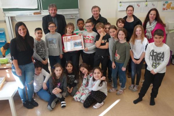 Der Klasse 4a der VS St. Veit in Berndorf gratulieren (v.l.n.r.) Klassenlehrerin Eylül Kocyigit, Stadtrat und BPWW-Botschafter Richard Schrenk, BPWW-Direktor Dr. Herbert Greisberger, BPWW-Projektleiterin Mag.<sup>a</sup> Johanna Scheiblhofer und Direktorin Dagmar Maurer.