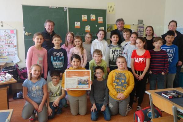 Der Klasse 4a der VS St. Veit in Berndorf gratulieren (v.l.n.r.) BPWW-Direktor Dr. Herbert Greisberger, Stadtrat und BPWW-Botschafter Richard Schrenk, Klassenlehrerin Karoline Wurzer und BPWW-Projektleiterin Mag.<sup>a</sup> Johanna Scheiblhofer.