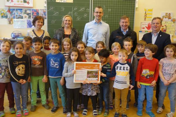 Die Klasse 1a der VS Hermannstrasse in Klosterneuburg mit (v.l.n.r.) Klassenlehrerin Michaela Auer, Direktorin Sylvia Graser, Vizebürgermeister Mag. Roland Honeder, BPWW-Direktor Dr. Herbert Greisberger, Umweltgemeinderat und BPWW-Botschafter Leopold Spitzbart.