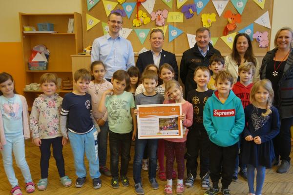 Die Kinder der Klasse 1b der VS Hermannstrasse in Klosterneuburg mit (v.l.n.r.) Vizebürgermeister Mag. Roland Honeder, Umweltgemeinderat und BPWW-Botschafter Leopold Spitzbart, BPWW-Direktor Dr. Herbert Greisberger, Klassenlehrerin Franziska Fischer, Direktorin Sylvia Graser.