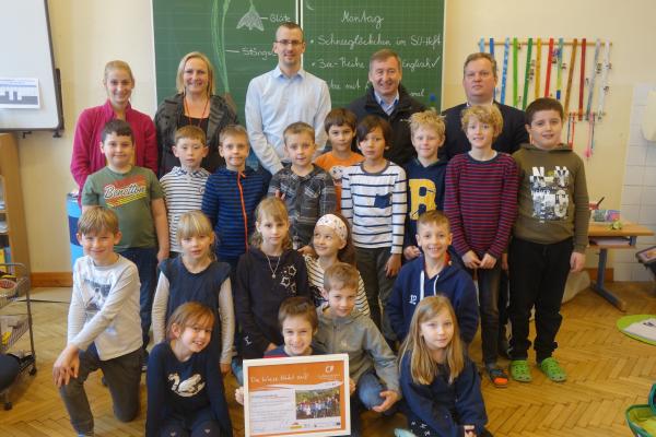 Die Kinder der Klasse 2a mit (v.l.n.r.) Klassenlehrerin Alexandra Adam, Direktorin Sylvia Graser, Vizebürgermeister Mag. Roland Honeder, BPWW-Direktor Dr. Herbert Greisberger, Umweltgemeinderat und BPWW-Botschafter Leopold Spitzbart.