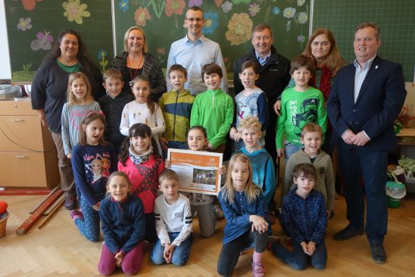 Die Kinder der Klasse 2b mit (v.l.n.r.) Lehrerin Brigitte Bruckner-Schuh, Direktorin Sylvia Graser, Vizebürgermeister Mag. Roland Honeder, BPWW-Direktor Dr. Herbert Greisberger, Klassenlehrerin Sabine Bozek, Umweltgemeinderat und BPWW-Botschafter Leopold Spitzbart.