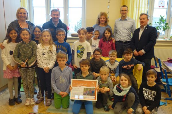 Die Kinder der Klasse 3a mit (v.l.n.r.) Direktorin Sylvia Graser, BPWW-Direktor Dr. Herbert Greisberger, Klassenlehrerin Silvia Wurst-Kaiblinger, Vizebürgermeister Mag. Roland Honeder, Umweltgemeinderat und BPWW-Botschafter Leopold Spitzbart.