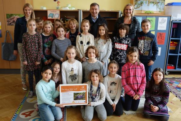 Die Kinder der Klasse 3b mit (v.l.n.r.) Klassenlehrerin Caro Scheiber, BPWW-Direktor Dr. Herbert Greisberger und Direktorin Sylvia Graser.